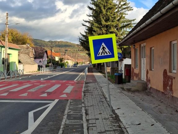 Útjelzőket és közlekedésbiztonsági táblákat rongáltak meg Székelyudvarhely és Székelykeresztúr között