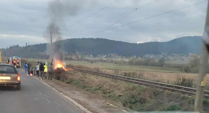 Árokba sodródott, majd lángba borult egy gépkocsi Csíkszereda határában – A sofőr életét veszítette (VIDEÓ)
