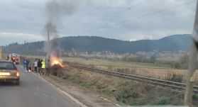Árokba sodródott, majd lángba borult egy gépkocsi Csíkszereda határában – A sofőr életét veszítette (VIDEÓ)