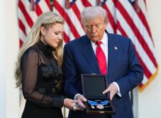 Trump a legmagasabb polgári érdemérmet adta posztumusz Kirknek