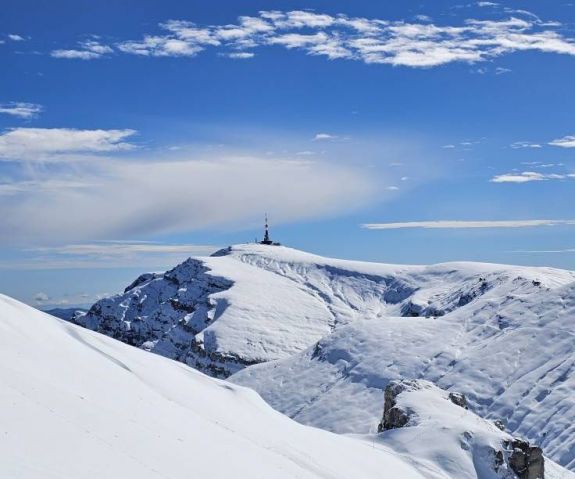 Fél méternél is vastagabb hóréteg alakult ki az Omu-csúcson és környékén
