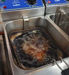 Kopott, koszos, rozsdás konyhai eszközök – Több mint ezer bírságot róttak ki a fogyasztóvédők