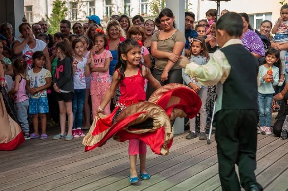 Tiltakoznak a romák a gyerekházasságot tiltó törvénytervezet ellen Romániában (VIDEÓ)