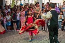 Tiltakoznak a romák a gyerekházasságot tiltó törvénytervezet ellen Romániában (VIDEÓ)