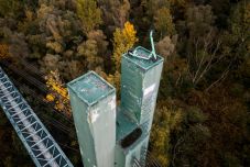 Egy 40 méter magas híd tetejére parkolták a rollert