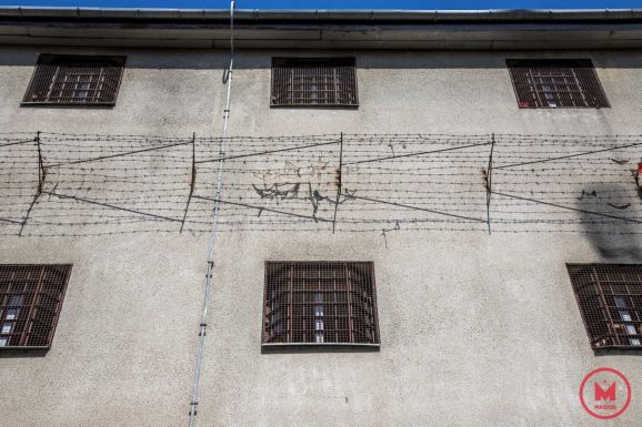 Tiltakozó akciókba kezdenek a börtönőrök