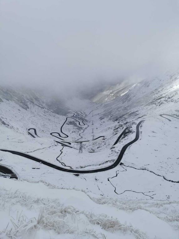 Lezárták a Transzfogaras és a Transzalpina magashegyi utakat