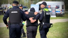 Késsel támadt egy autóban ülő férfira – Előzetesben a 19 éves fiatal