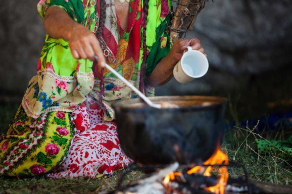 Tüntetésekkel fenyegetnek a Kolozs megyei romák: A hagyományos korai házasság nem jár együttéléssel