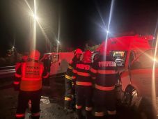 Mentőautó és személygépkocsi ütközött Szatmár megyében