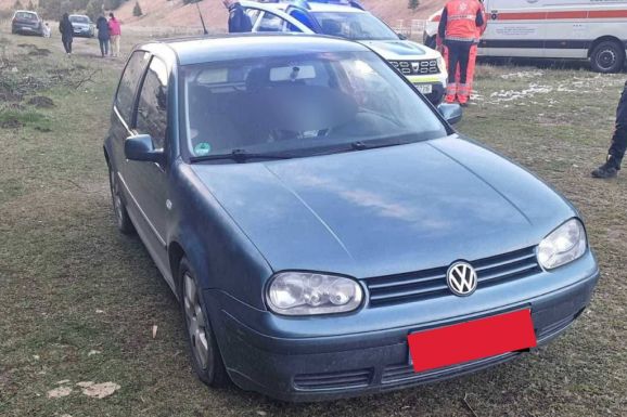 FRISSÍTVE – Holtan találtak két fiatalt egy autóban Hargita megyében, lőtt sebek voltak a holttesteken (VIDEÓ)