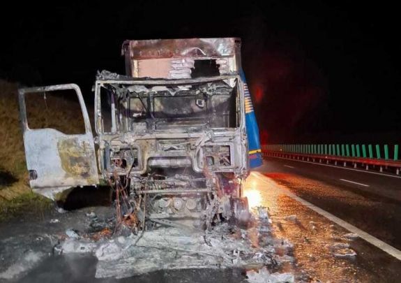Menet közben kigyulladt egy üdítőitalt szállító teherautó