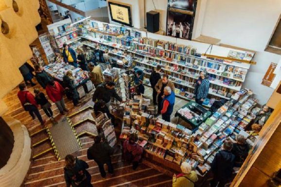 Színház és irodalmi lakoma: Lehet jegyet váltani a Marosvásárhelyi Nemzetközi Könyvvásár előadásaira!
