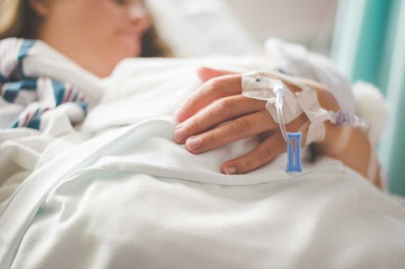 Pánikgomb kötelező minden kórházi kórteremben – Kihirdette az államfő az Alexandra-törvényt