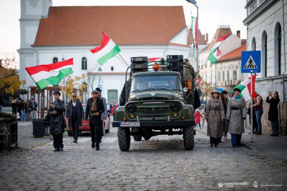 Fáklyákkal, hittel és összetartozással – a forradalom előestéjén emlékeztek a hősökre Székelyudvarhelyen