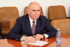 Bolojan bemutatta a bizonyítványát