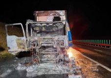 Menet közben kigyulladt egy üdítőitalt szállító teherautó