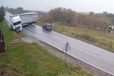 Kamion ütközött személygépkocsival, halottak is vannak (VIDEÓ)