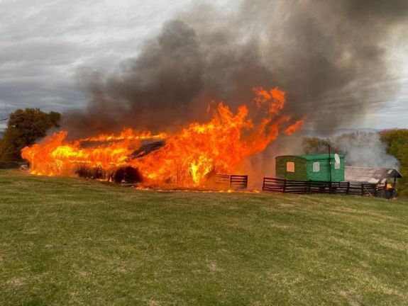 Hatalmas tűz pusztít egy juhakolban – Elszenesedett holttestet találtak a tűzoltók
