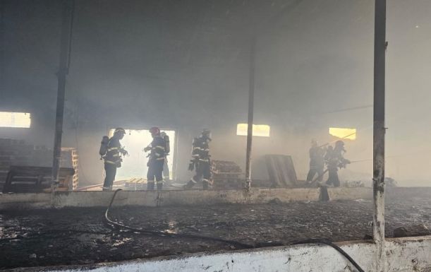 Tűz ütött ki egy farmon – Több mint 50 tonna gabona semmisült meg (VIDEÓ)