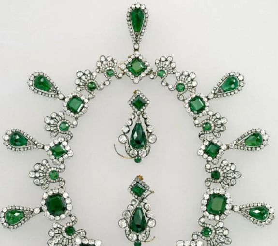 Csak „részben ismerte be” tettét a Louvre kirablásának két gyanúsítottja