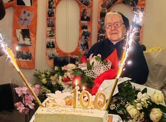 Emlékoklevéllel köszöntötték a százéves Lucianna nővért