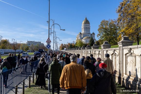 Erőszakkal próbáltak bejutni a hívek a bukaresti óriáskatedrálisba
