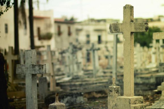 Adócsalással vádolják a „feketéző” sírkőépítőket