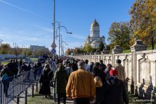 Erőszakkal próbáltak bejutni a hívek a bukaresti óriáskatedrálisba
