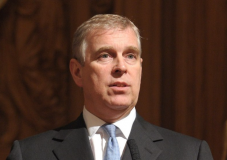 III. Károly megfosztja öccsét a hercegi címétől