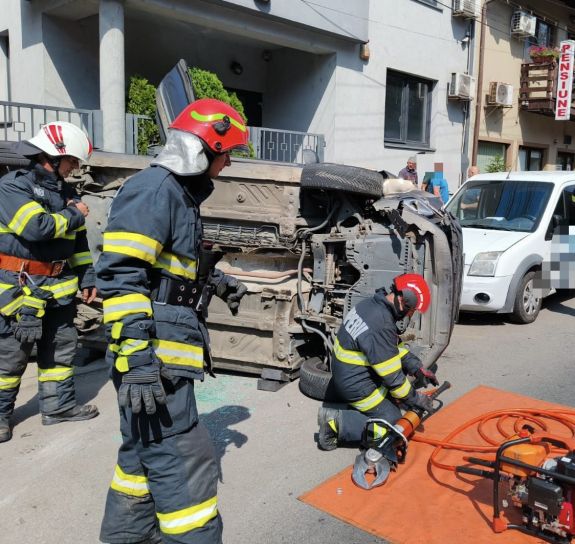 Felborult egy furgon Marosvásárhelyen – egy férfi a roncsok közé szorult