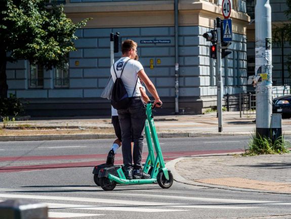 Belehalt sérüléseibe egy elektromos rollerrel elgázolt nő