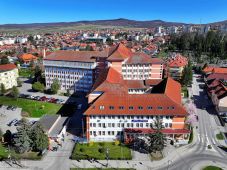 Tragédia Székelyudvarhelyen: A kórház ötödik emeletéről vetette magát a mélybe egy 17 éves fiú