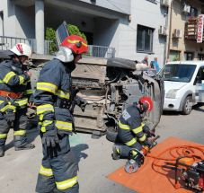 Felborult egy furgon Marosvásárhelyen – egy férfi a roncsok közé szorult