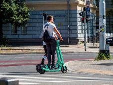 Belehalt sérüléseibe egy elektromos rollerrel elgázolt nő