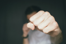 Kolozs megye: magyar férfit bántalmaztak, mert anyanyelvén szólt feleségéhez az üzletben