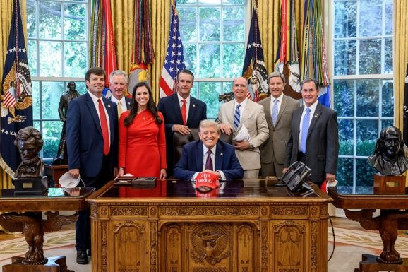 Trump cáfolta saját halálhírét – Fontos bejelentéseket tett (VIDEÓ)