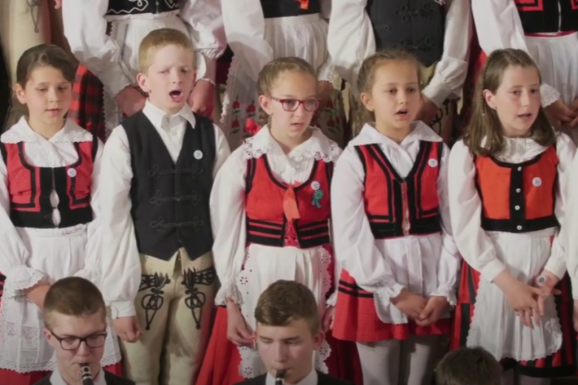 Román himnuszt énekeltetne és imádkozással indítaná a tanítási napokat az AUR az iskolákban