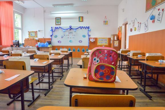 Tanintézet nélkül maradt gyermekek, bekebelezett kisiskolák – Bolojan duális projektje is az „áldozatok” között