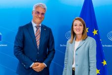 Az Európai Unió, állítólag, nagyon elégedett a román kormánnyal