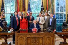Trump cáfolta saját halálhírét – Fontos bejelentéseket tett (VIDEÓ)