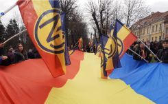 Elítélték a zsinagógák bejáratára fasiszta jelképeket ragasztó aktivistát