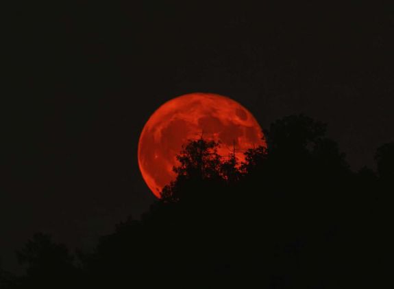 Érkezik a vérhold – A látványos holdfogyatkozás Romániából is látható vasárnap este