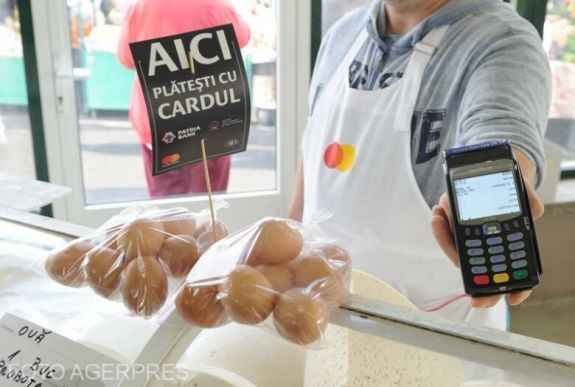 Fél év alatt közel 1 millióval nőtt a bankkártyák száma