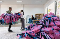 Több ezer kisdiák kapott ingyenes iskolatáskát és útmutatót Háromszéken