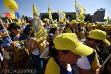 Több ezer pedagógus tüntet a fővárosban (VIDEÓ)