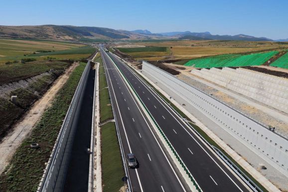 Négy év alatt építenék meg az A8-as autópálya Hargita megyei szakaszát