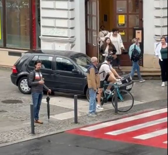 Hihetetlen jelenet: gyalogosként közlekedett egy sofőr a sétálóutcán – A zebránál is türelmesen várt (VIDEÓ)