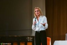 Dr. Almási Kitti klinikai szakpszichológus ismét Erdélyben turnézik