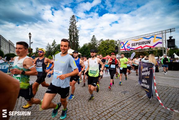 Átfutnak ikonikus épületeken: új szemszögből fedezhetik fel Sepsiszentgyörgyöt
